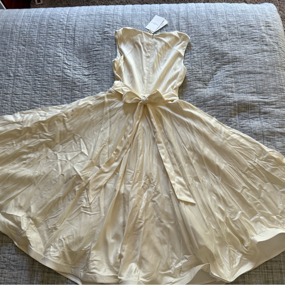 Cream Sleeveless Sweetheart Wedding Dress